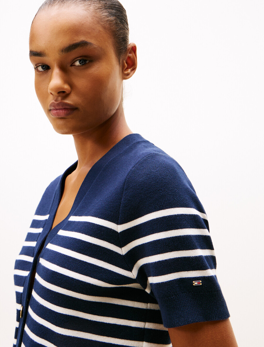 kurzarm-strickjacke aus jersey mit goldfarbenen knöpfen