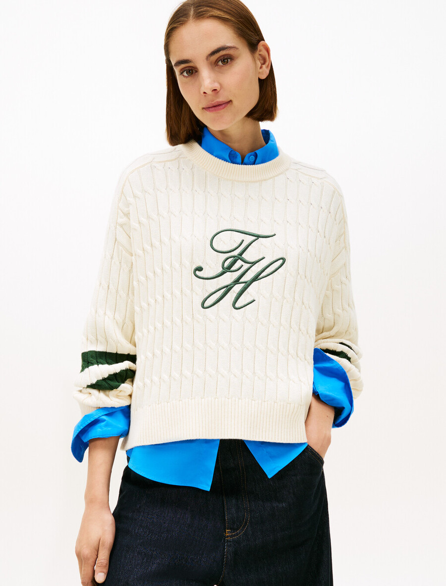 logo-stickerei lässiger zopfstrickpullover
