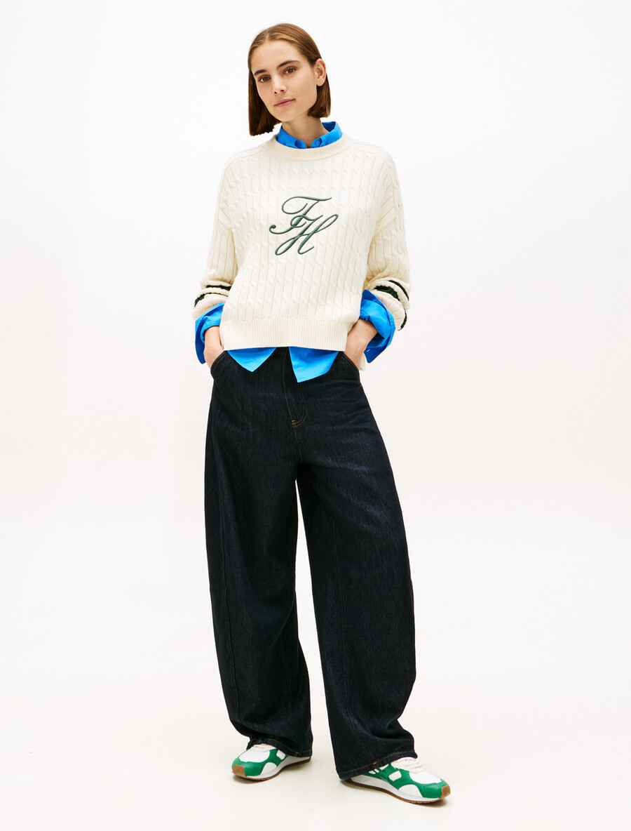 logo-stickerei lässiger zopfstrickpullover