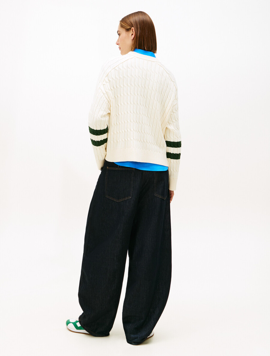 logo-stickerei lässiger zopfstrickpullover