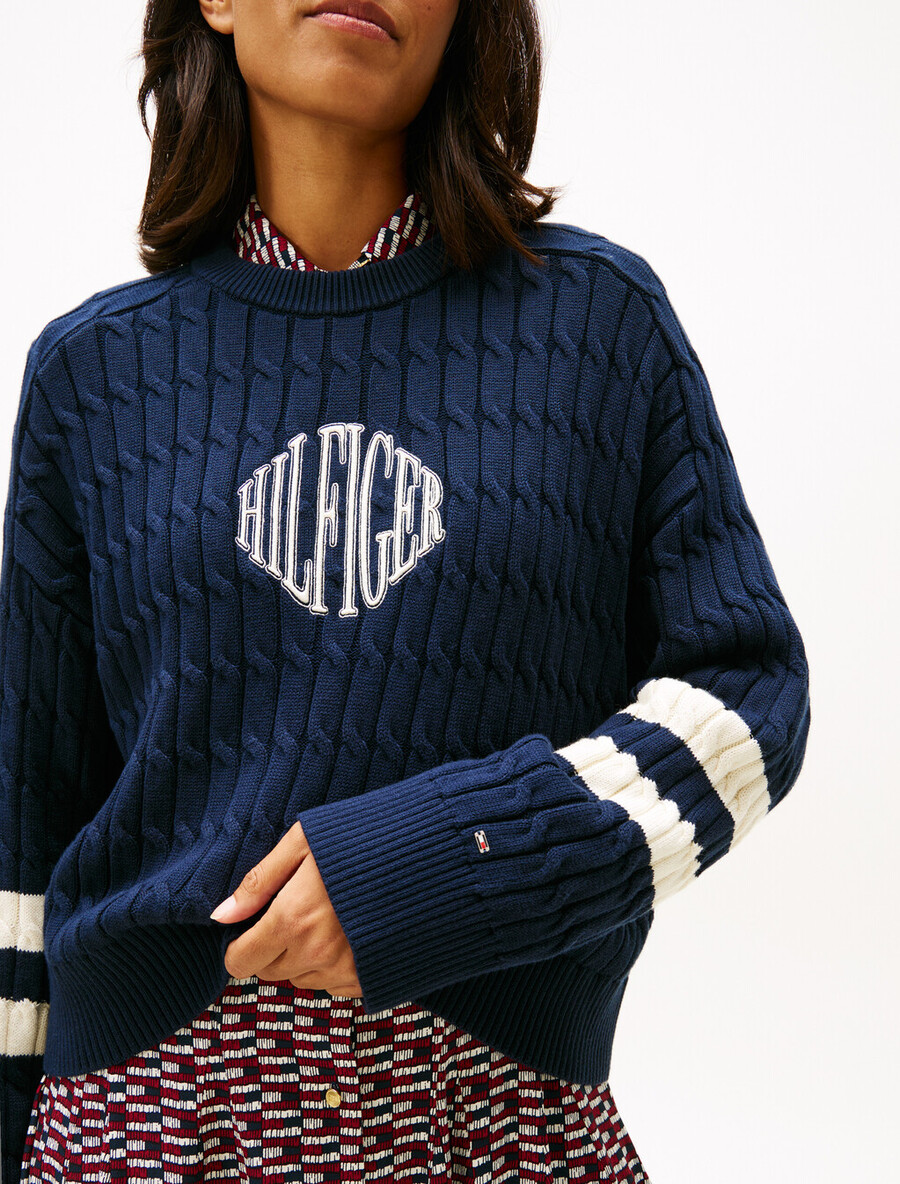 logo-stickerei lässiger zopfstrickpullover