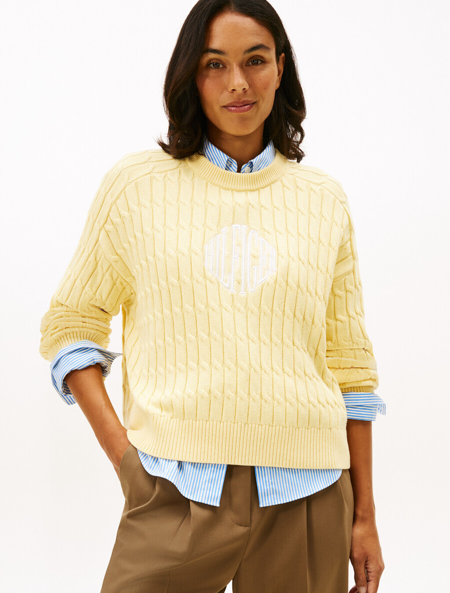 logo-stickerei lässiger zopfstrickpullover