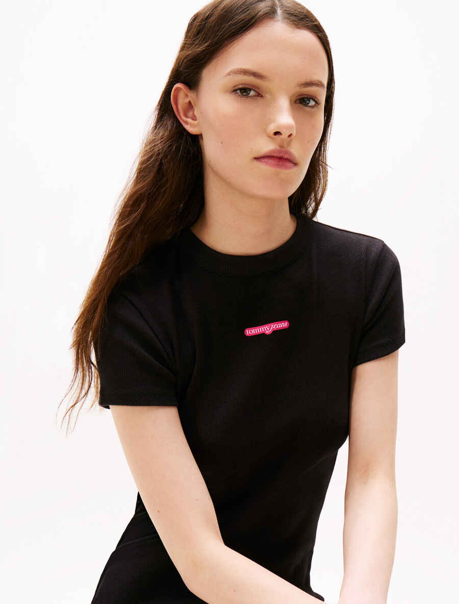 minikleid aus rippstrick mit logo und schriftzug