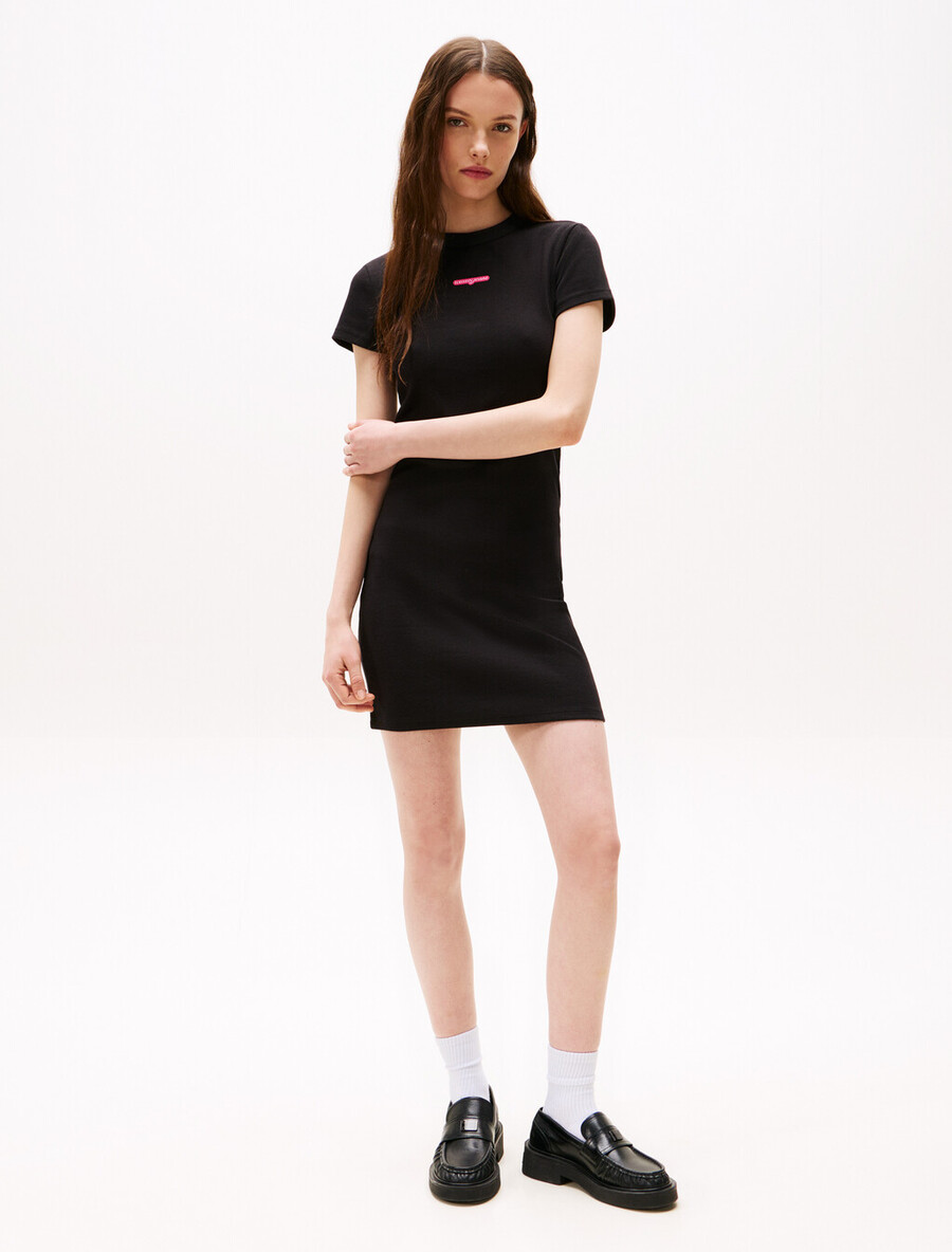 minikleid aus rippstrick mit logo und schriftzug