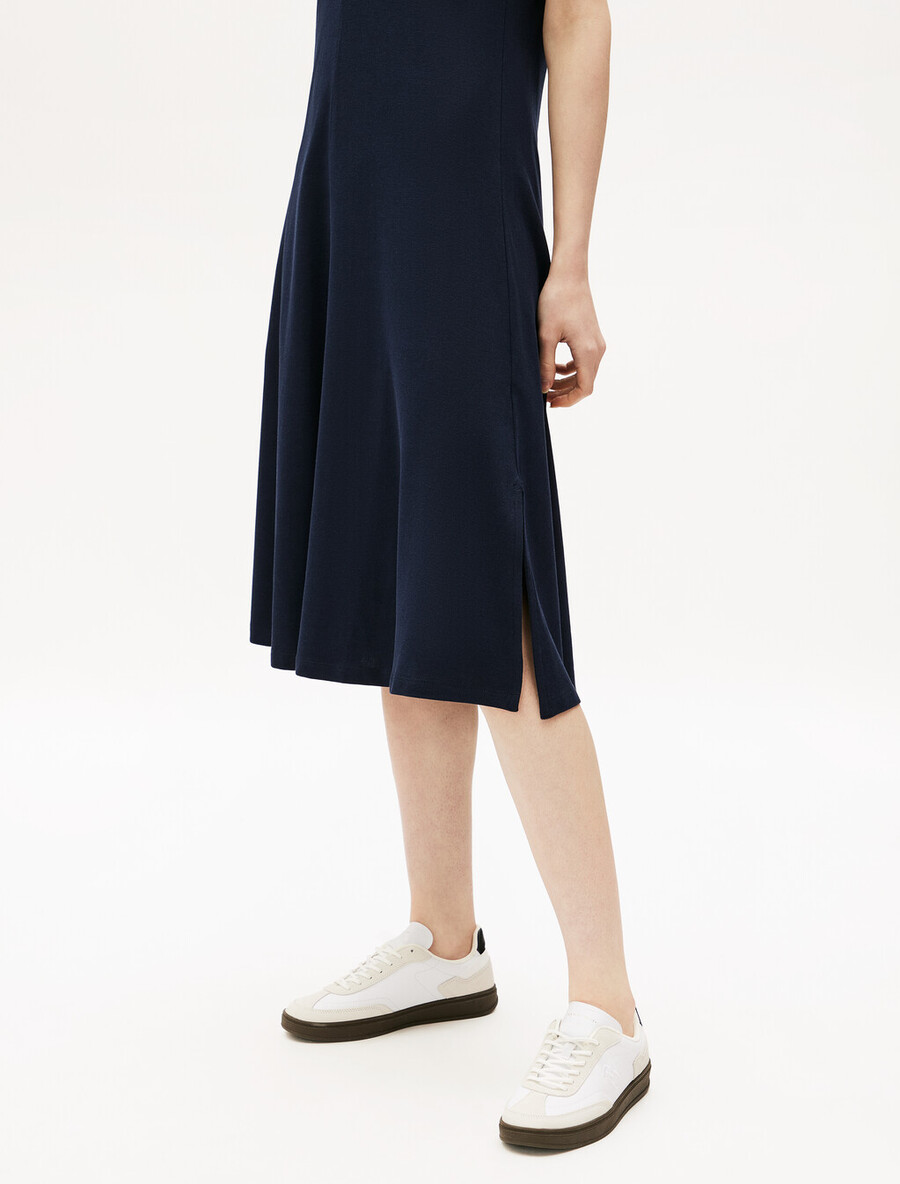 asia fit lyocell midikleid mit offenem halsausschnitt