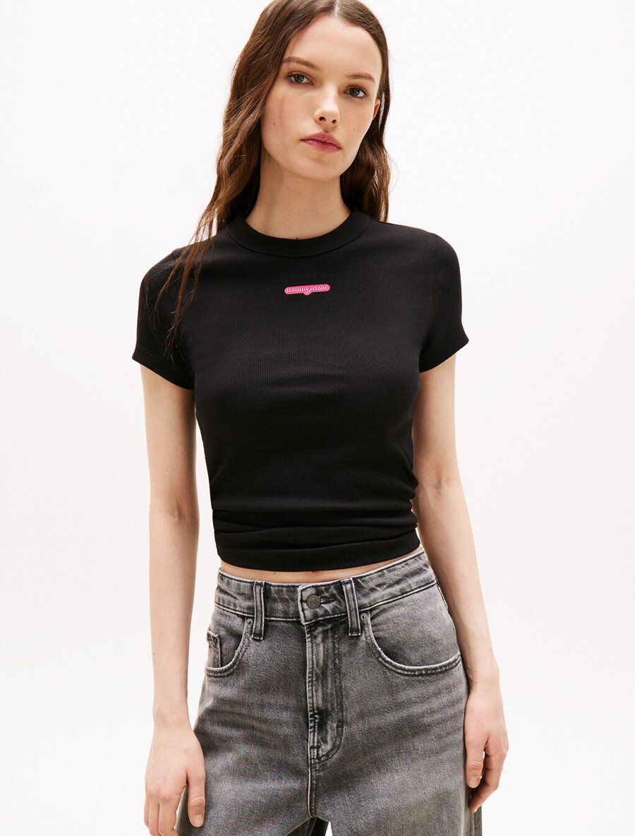 t-shirt mit geripptem strickmuster und schriftzug