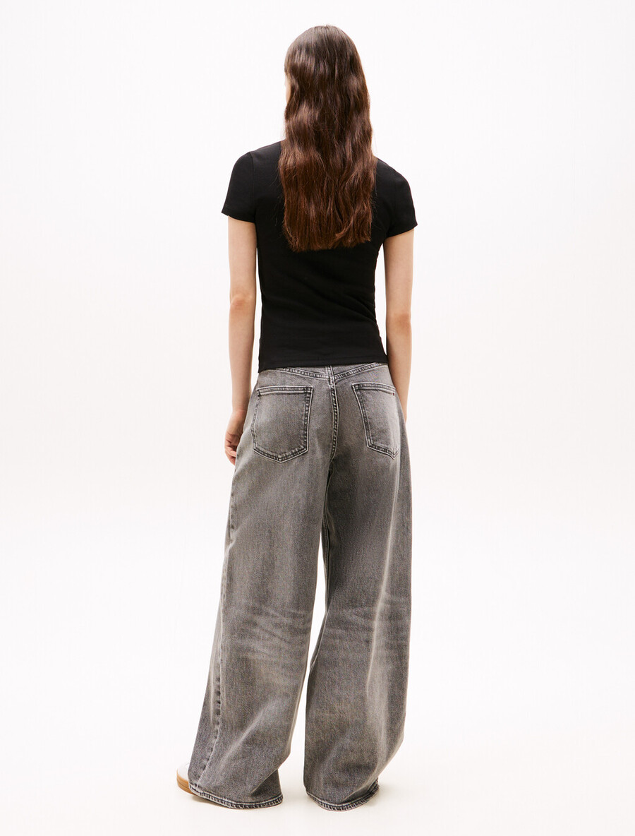t-shirt mit geripptem strickmuster und schriftzug