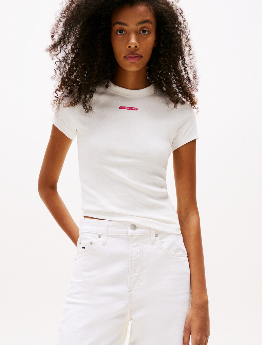 t-shirt mit geripptem strickmuster und schriftzug