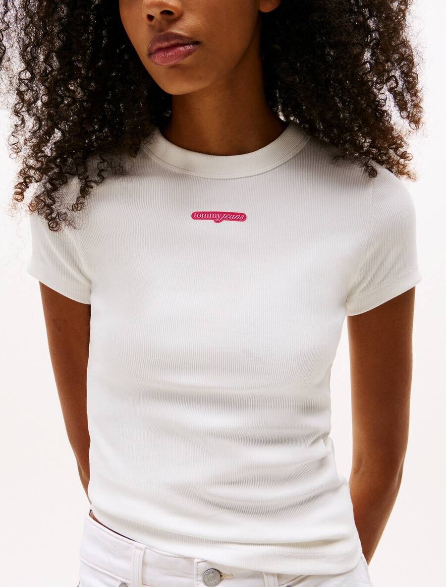 t-shirt mit geripptem strickmuster und schriftzug