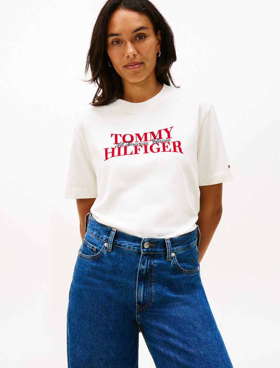 klassisches t-shirt mit flocklogo und lässiger passform