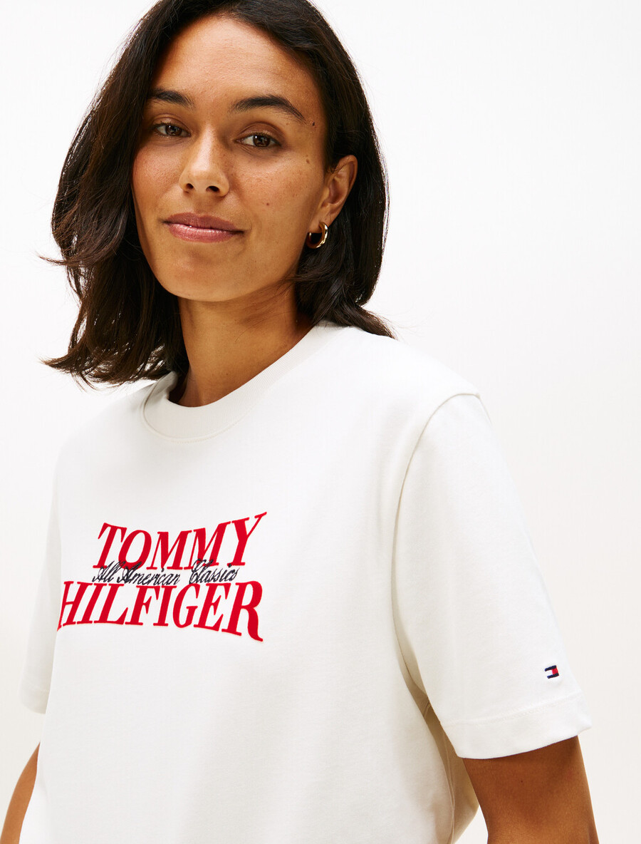 klassisches t-shirt mit flocklogo und lässiger passform