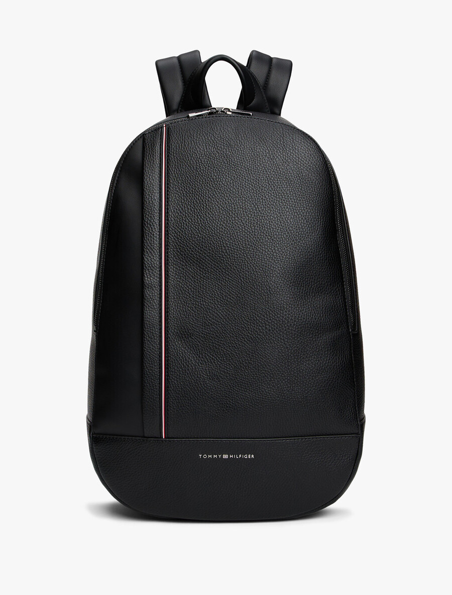 rucksack mit metalllogo und kieselstruktur