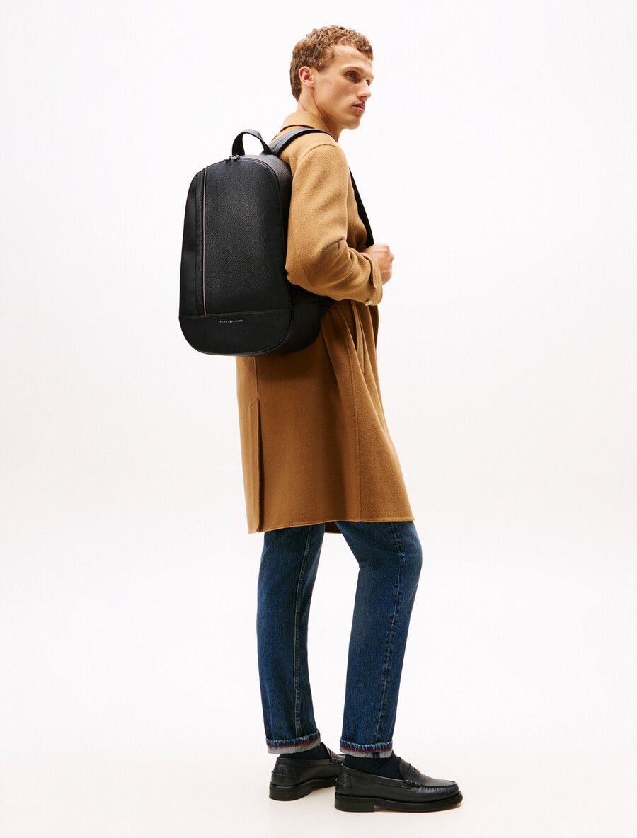 rucksack mit metalllogo und kieselstruktur