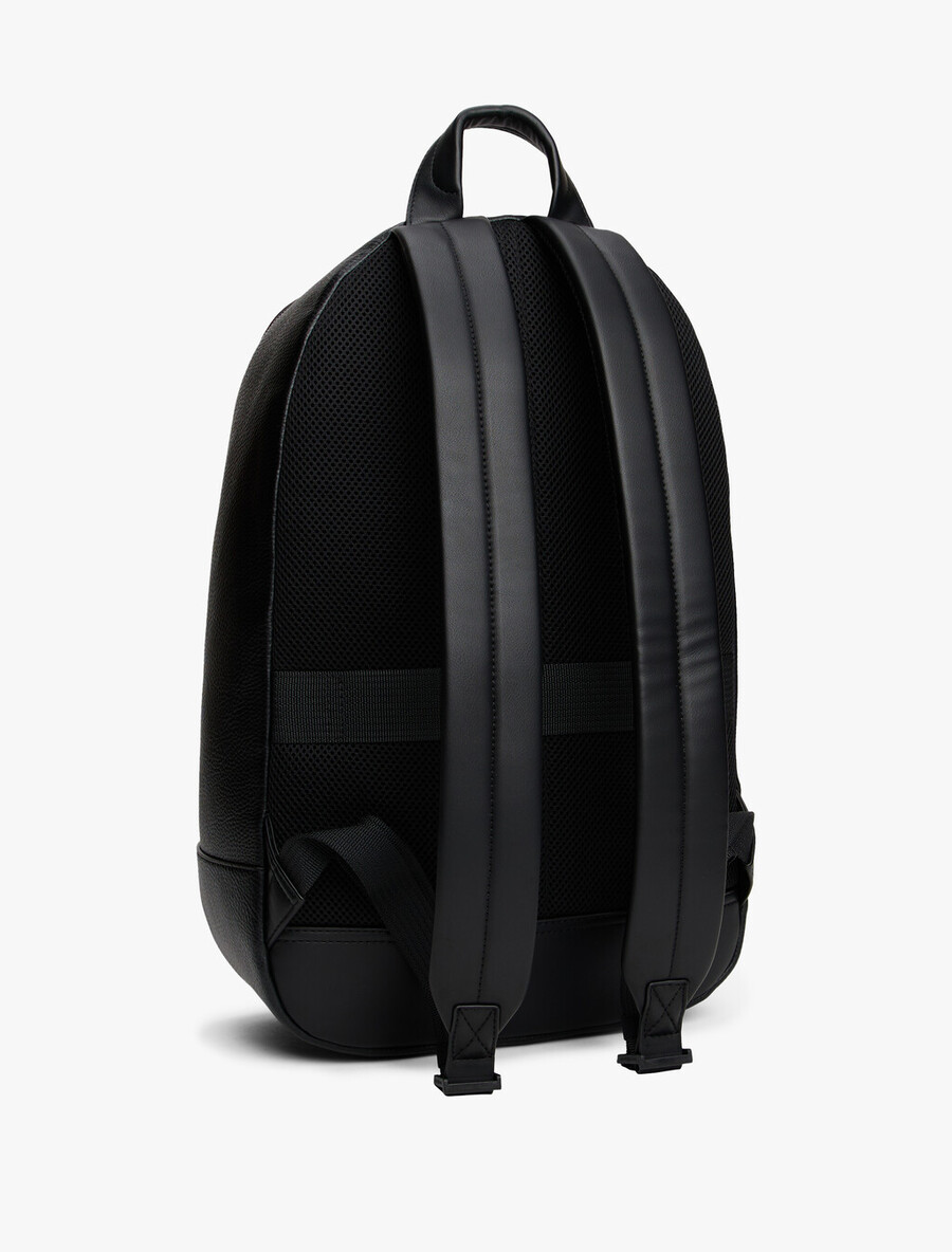 rucksack mit metalllogo und kieselstruktur