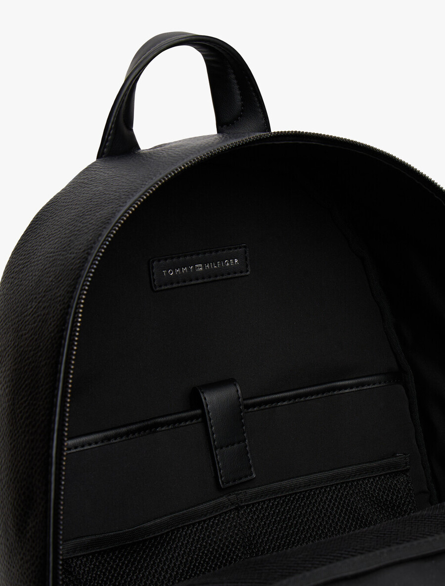 rucksack mit metalllogo und kieselstruktur