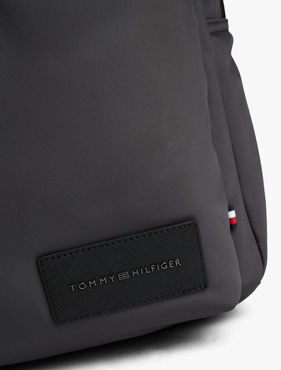 rucksack mit textillogo-patch und kuppelform
