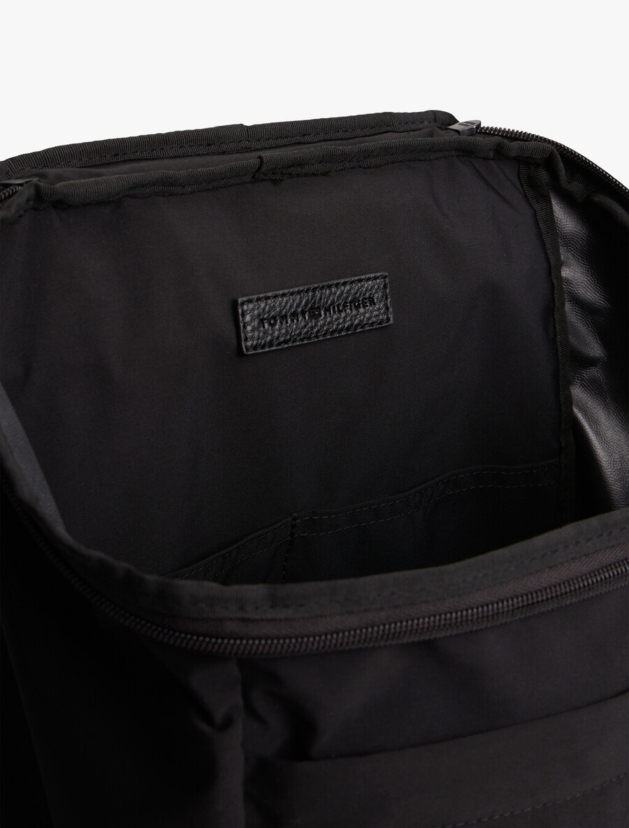 faltbarer rucksack mit textillogo