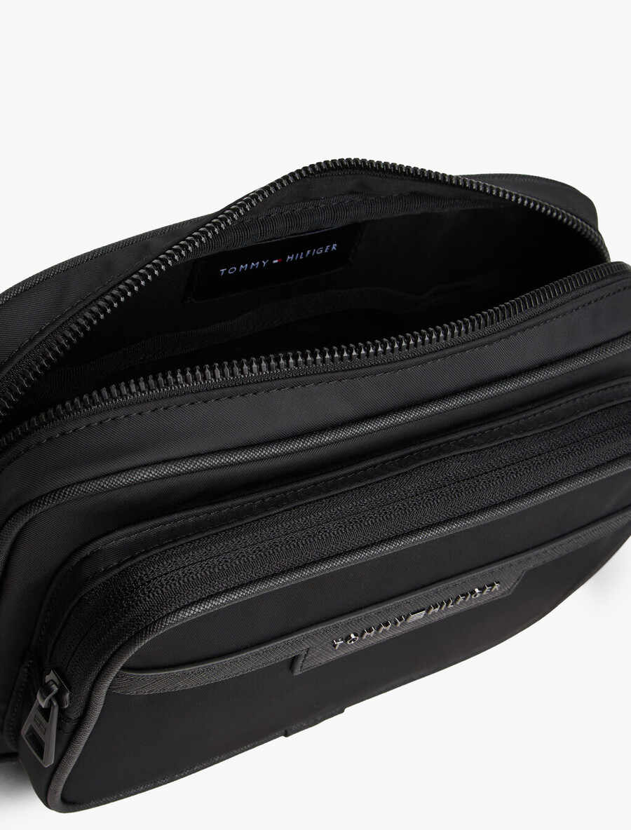 crossbody-reportertasche mit metalllogo