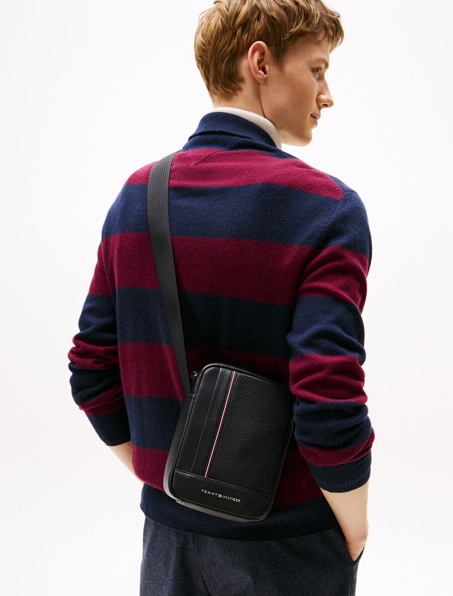 crossbody-reportertasche mit metalllogo