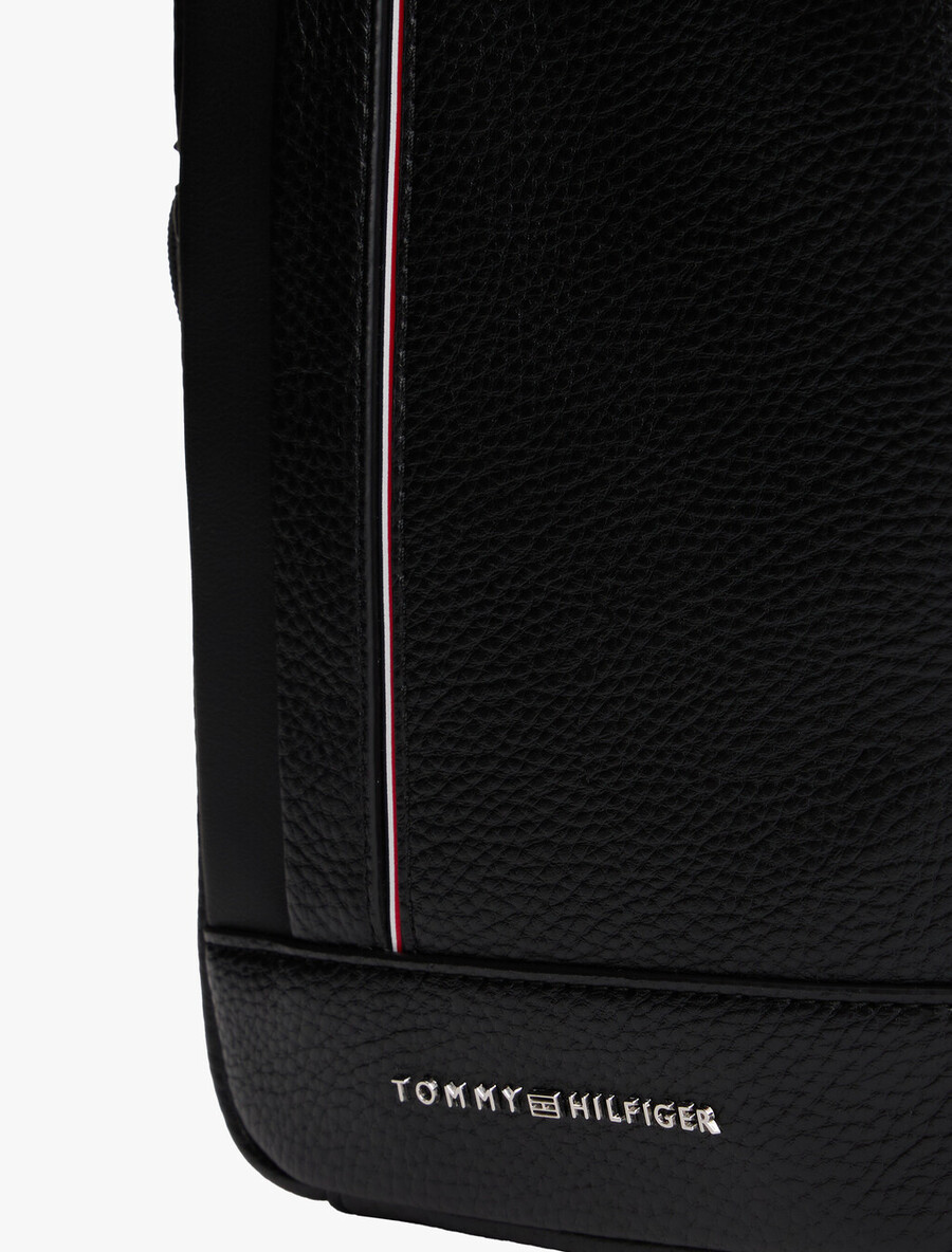 crossbody-reportertasche mit metalllogo