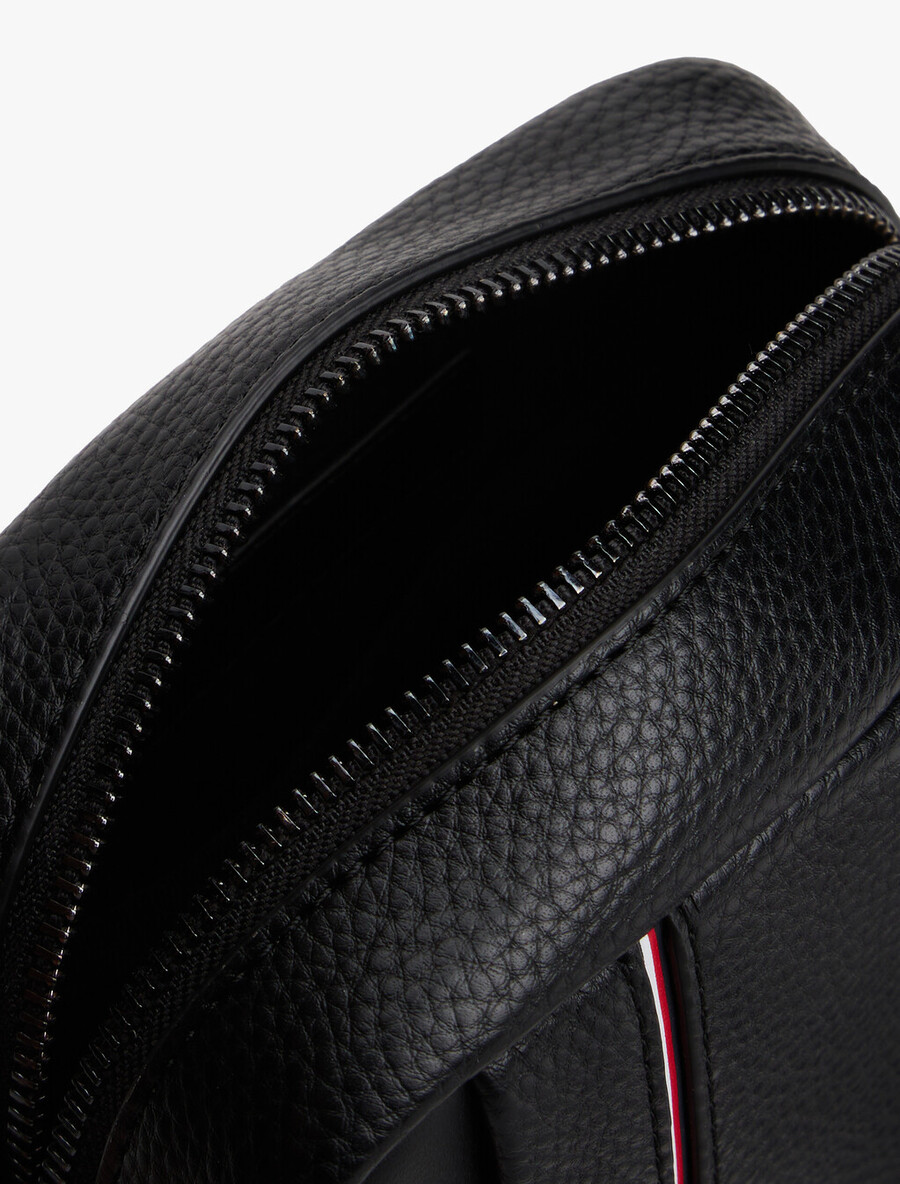 crossbody-reportertasche mit metalllogo