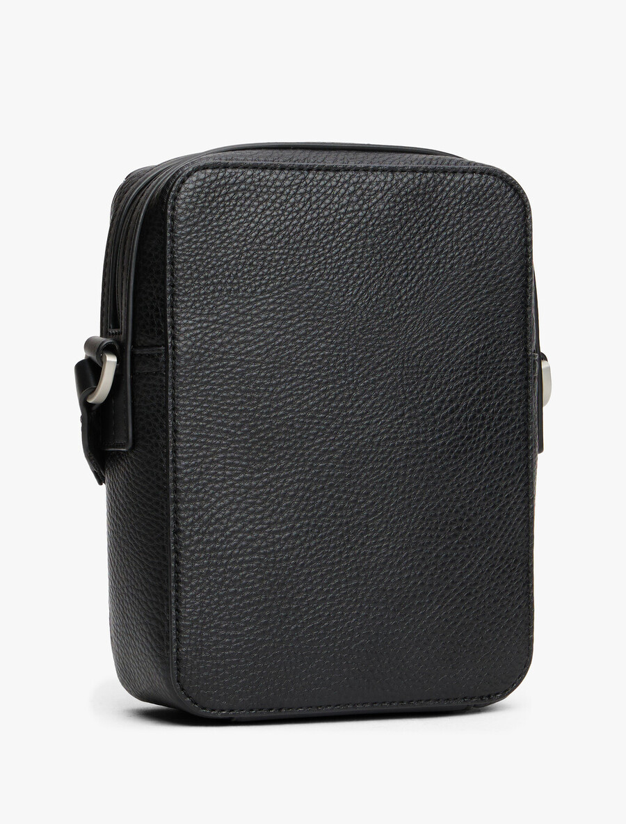 pebble grain logo crossbody reportertasche