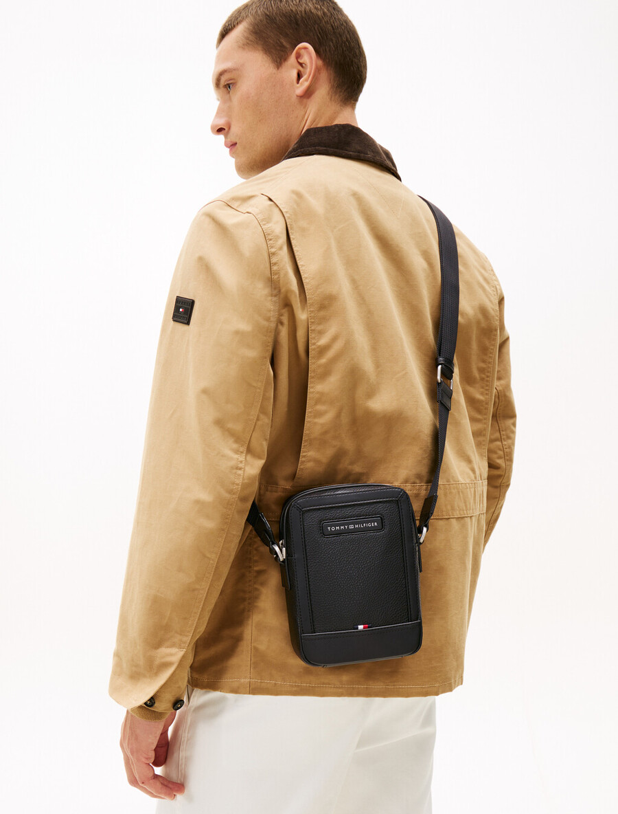pebble grain logo crossbody reportertasche
