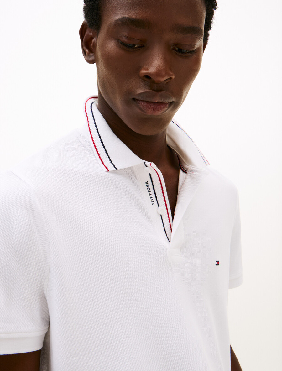 poloshirt mit regulärer passform und abgerundetem kragen