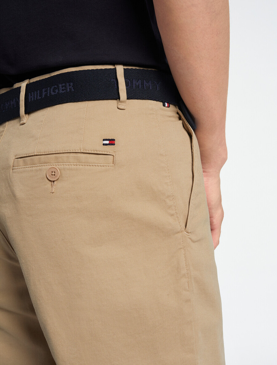 essential brooklyn shorts aus bio-baumwoll-twill mit gürtel