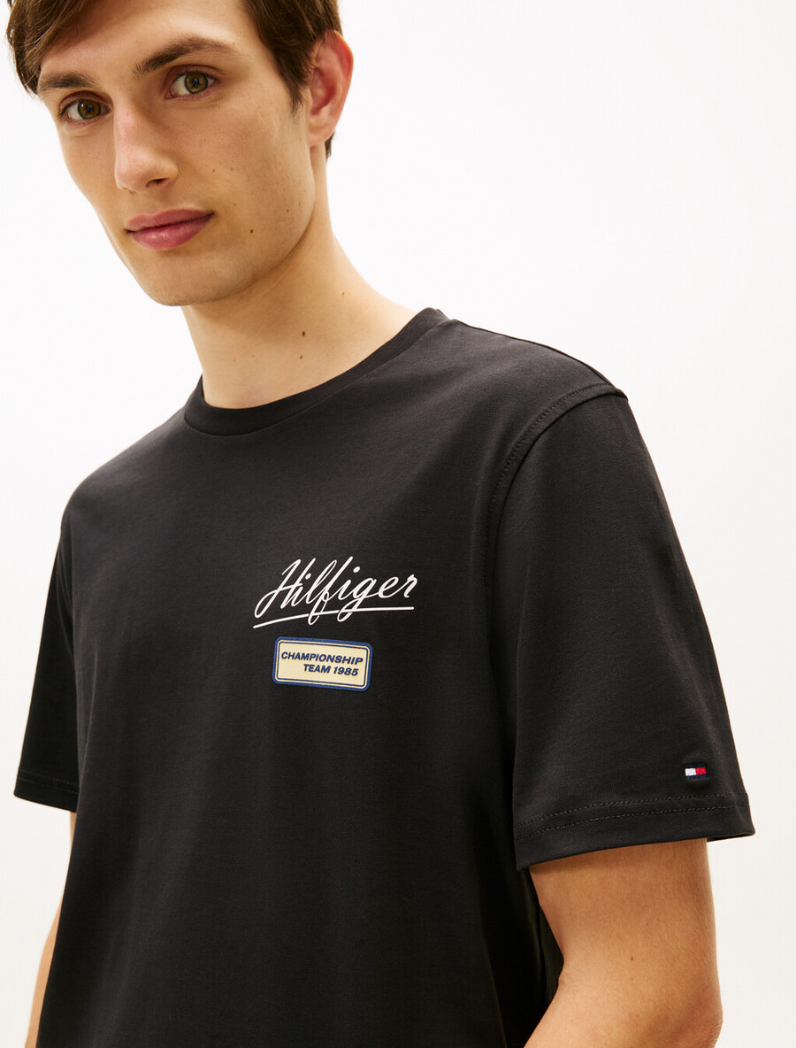 t-shirt mit strukturiertem logo und rundhalsausschnitt