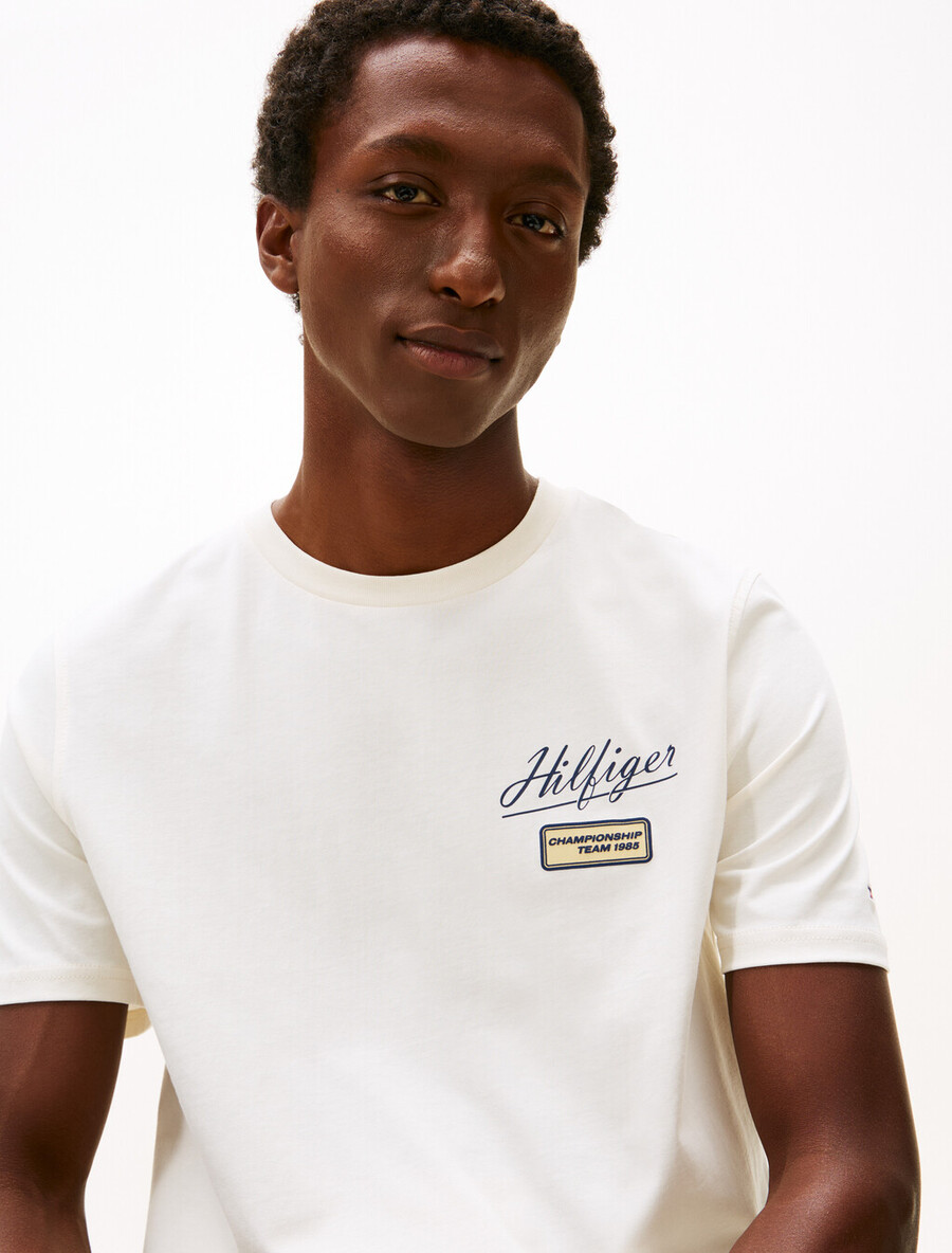 t-shirt mit strukturiertem logo und rundhalsausschnitt