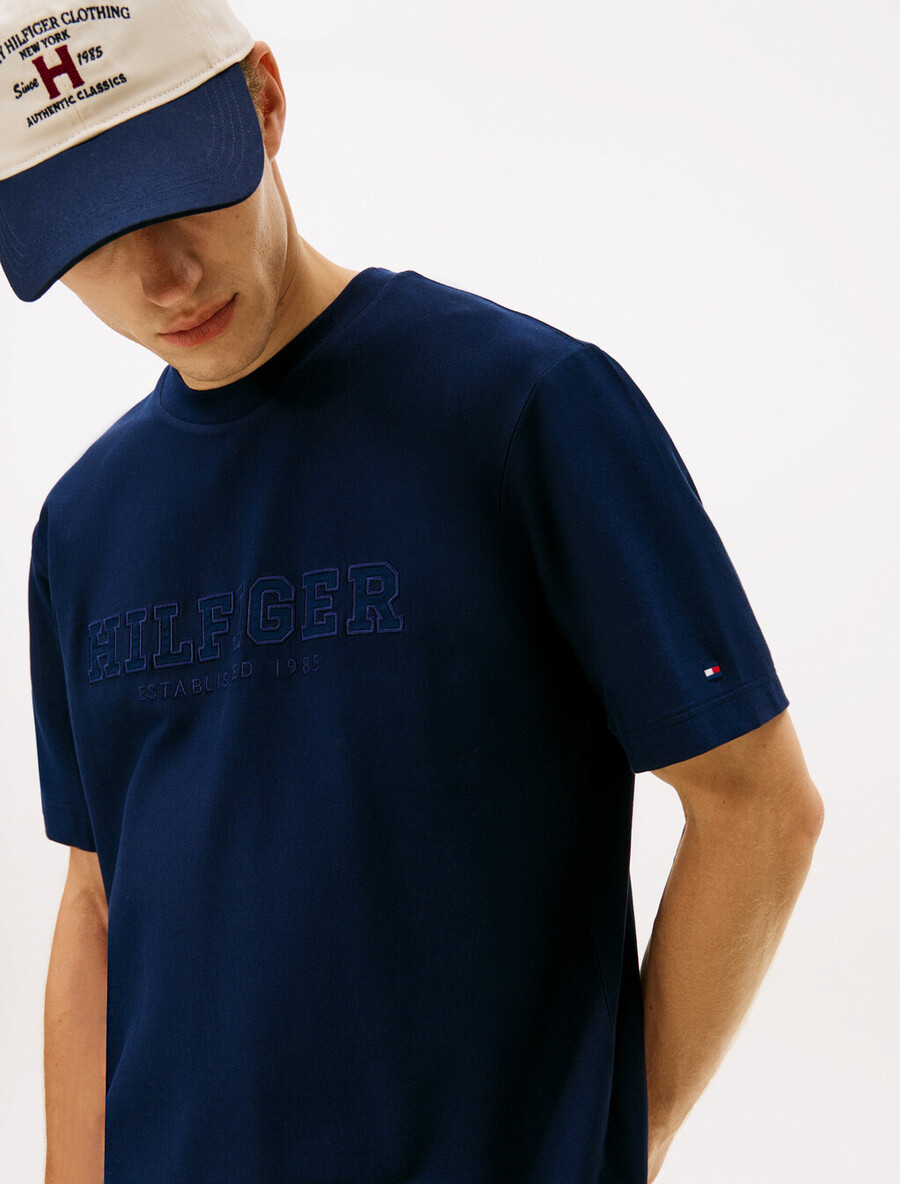 t-shirt mit logostickerei und lockerem rundhalsausschnitt