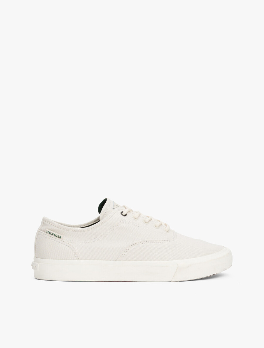canvas-sneaker mit geprägtem logo
