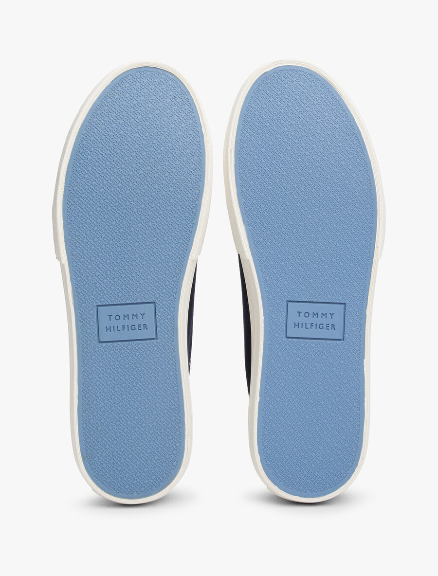 vulcan canvas low top sneaker