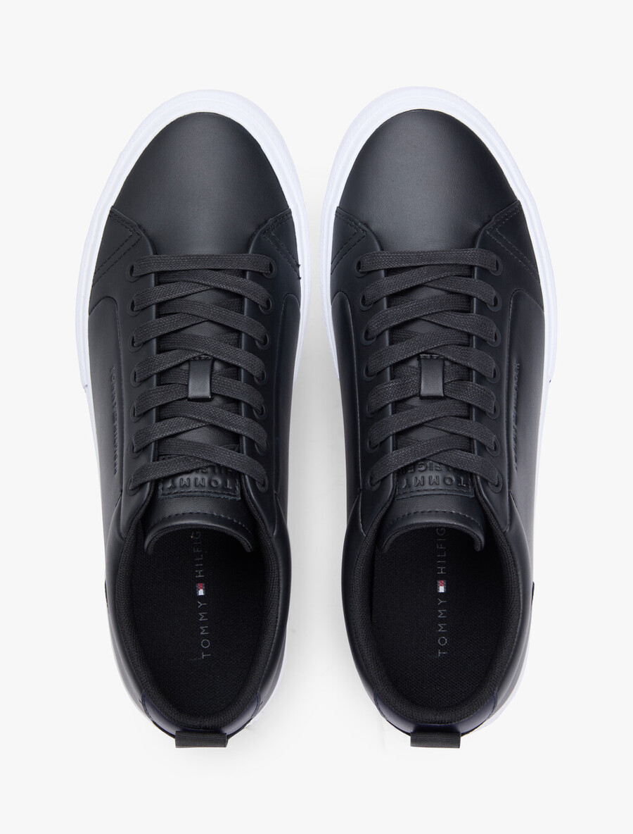 sneaker aus geprägtem leder mit kontrastierender zwischensohle
