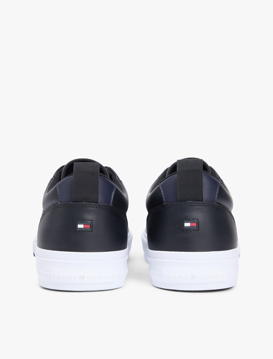 sneaker aus geprägtem leder mit kontrastierender zwischensohle