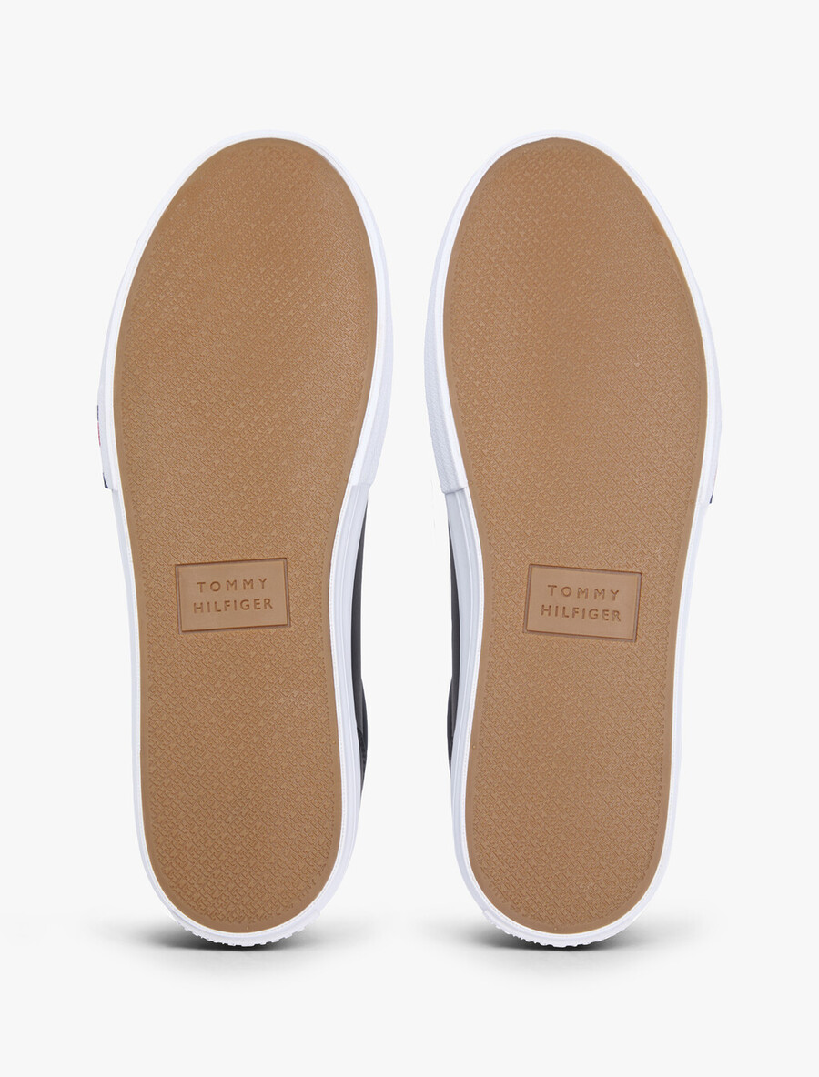 sneaker aus geprägtem leder mit kontrastierender zwischensohle