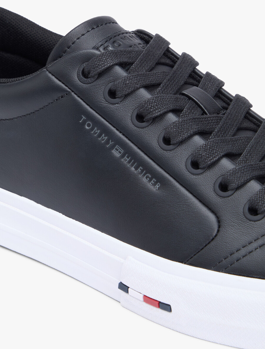 sneaker aus geprägtem leder mit kontrastierender zwischensohle