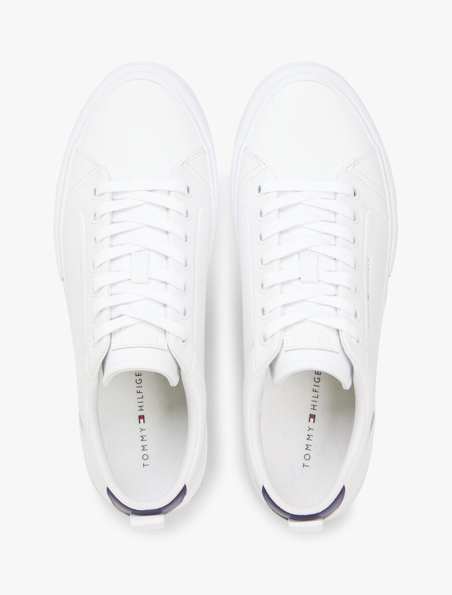 sneaker aus geprägtem leder mit kontrastierender zwischensohle