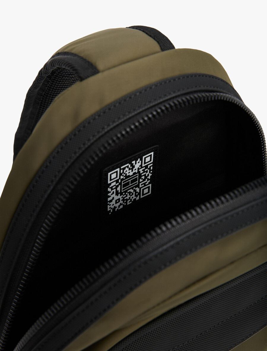 umhängetasche mit metalllogo